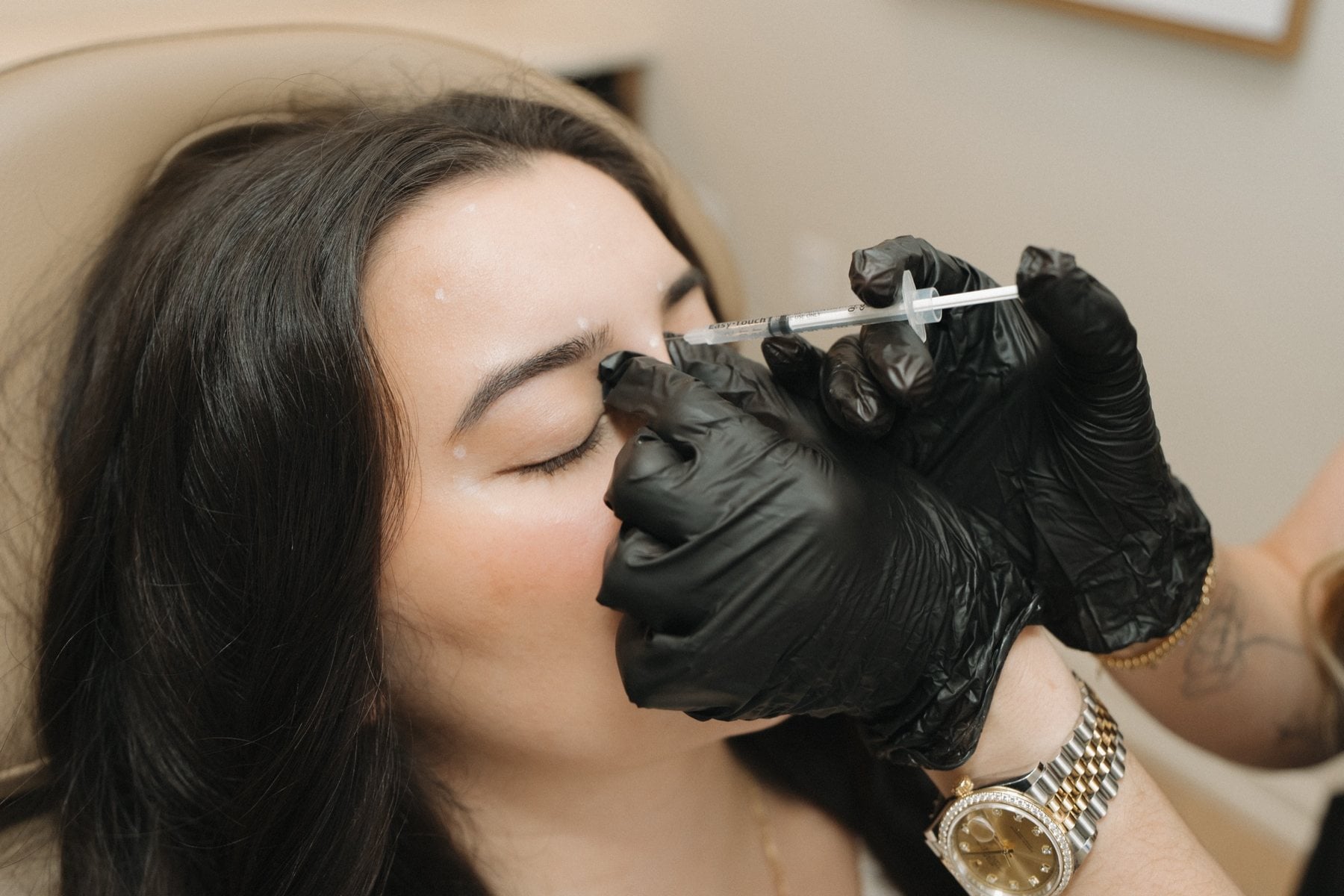 An injectable treatment being performed at Illumatox in Neenah